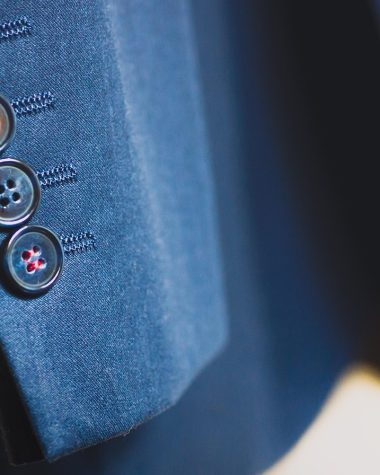 Close-up van de stofkwaliteit en afwerking van een blazer