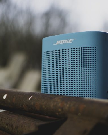 Een Bose-speaker als designobject op een houten plank in een stijlvol interieur