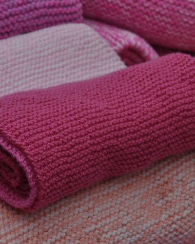Gevouwen wollen truien in neutrale herfstkleuren, klaar voor de overgang naar het nieuwe seizoen