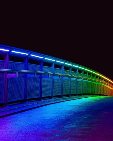 Trapverlichting met zachte LED-strips langs de treden, zichtbaar in een donkere gang 's nachts